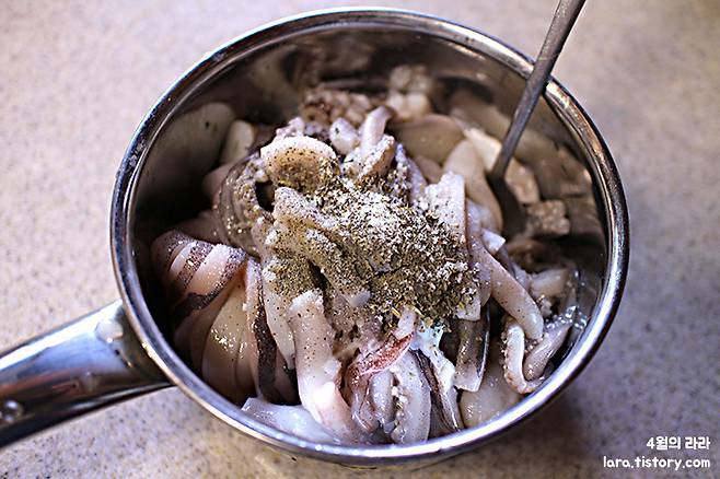 오징어에 밑간넣은 모습