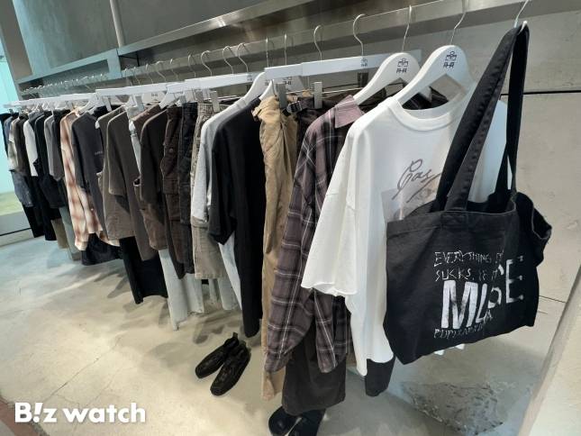 서울 한남동 폴리테루 플래그십스토어에 폴리테루 제품과 휴먼인데스 제품이 진열돼 있다. / 사진=정혜인 기자 hij@