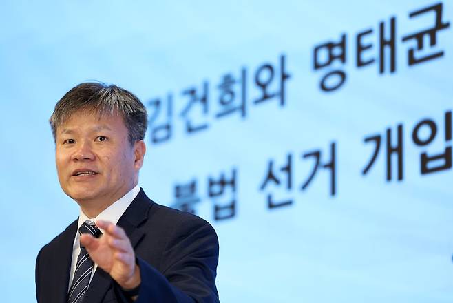 김건희 여사 의혹을 수사하는 민중기 특별검사팀의 문홍주 특검보가 지난달 7일 서울 종로구 KT광화문빌딩 웨스트에 마련된 사무실에서 정례 브리핑을 마친 뒤 취재진 질문에 답하고 있다. 사진=뉴시스
