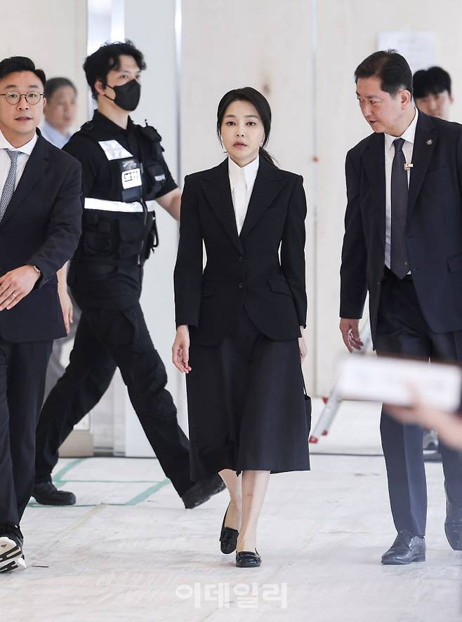 김건희 여사가 지난 6일 오전 서울 종로구 KT 광화문빌딩 웨스트에 마련된 민중기 특별검사 사무실로 출석하고 있다. (사진=공동취재단)