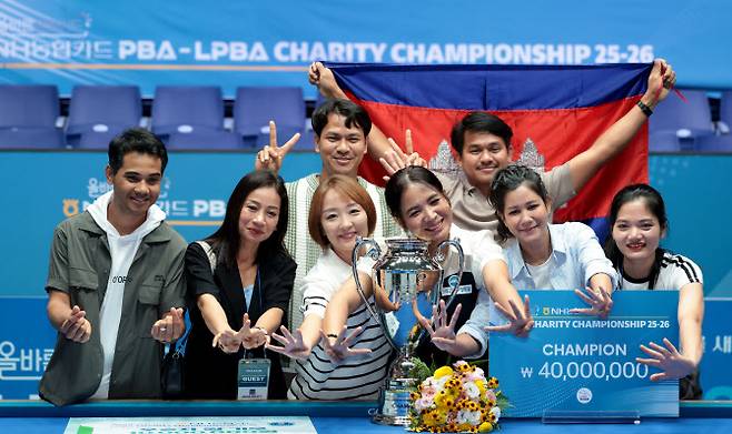 스롱 피아비가 캄보디아 친구들과 함께 기념촬영을 하고 있다. 사진=PBA