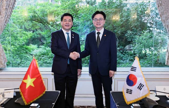 김정관 산업통상자원부 장관(오른쪽)과 응우옌 홍 지엔(Nguyen Hong Dien) 베트남 산업무역부 장관이 11일 서울 소공동 롯데호텔에서의 면담에 앞서 악수하고 있다. (사진=산업부)