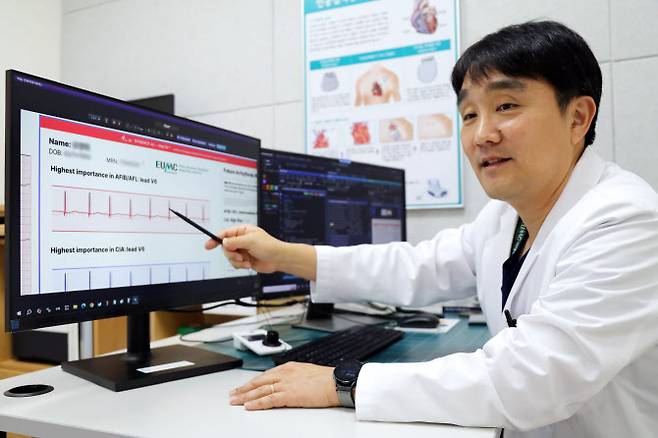 맥케이로 환자 상태 설명하는 이대목동병원 순환기내과 박준범 교수.