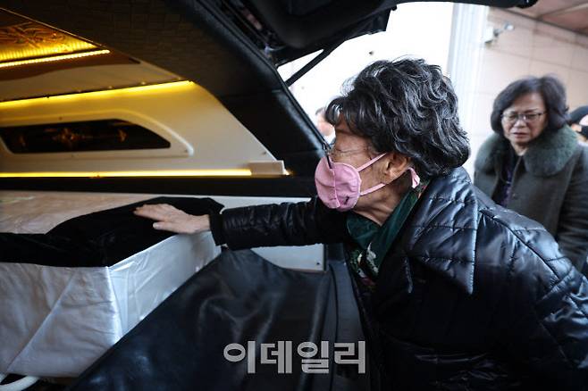 지난 2월 일본군 위안부 피해자 길원옥 할머니 발인식에서 인사를 건네는 이용수 할머니. (사진=이데일리 DB)