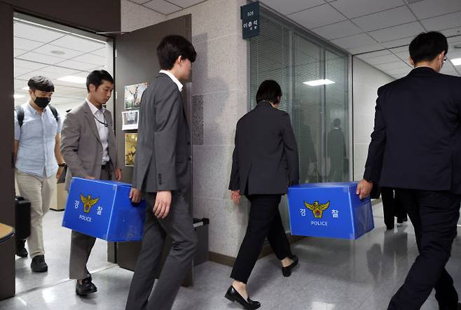 서울경찰청 금융범죄수사대 직원들이 11일 오후 서울 여의도 국회 의원회관 이춘석 무소속 의원실에서 압수품을 들고 나오고 있다. 이 의원은 주식 차명거래 의혹 등을 받고 있다. (사진=뉴시스)