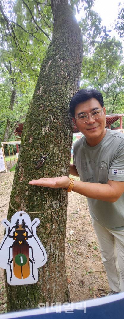 임영석 국립수목원 원장이 11일 장수하늘소를 방사한 후 기념촬영을 하고 있다. (사진=국립수목원 제공)