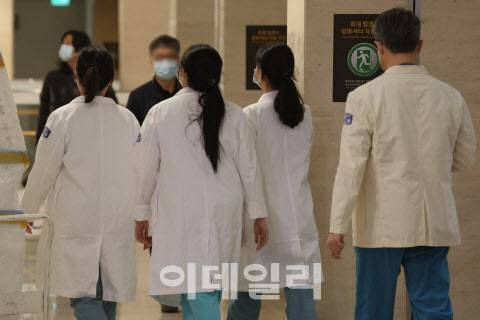의대 정원 증원 정책에 반발한 전공의들이 집단행동에 들어간 지 사흘째인 22일 서울 한 대형병원에서 의료진들이 이동하고 있다. (사진=이영훈 기자)