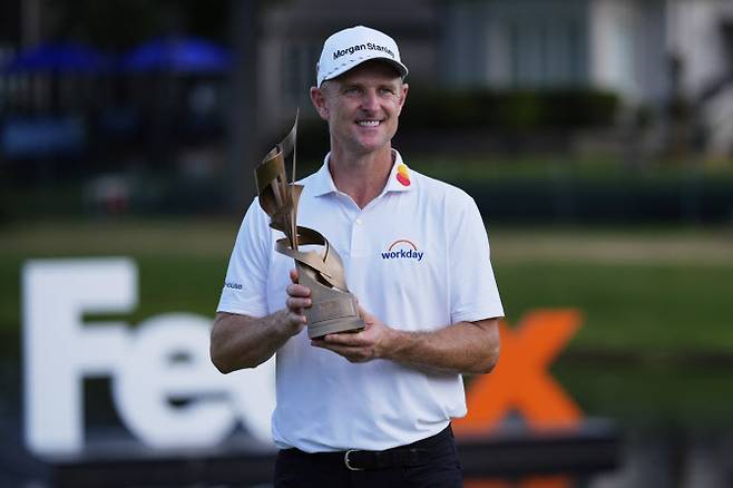 저스틴 로즈가 11일 미국 테네시주 멤피스의 TPC 사우스윈드에서 끝난 PGA 투어 플레이오프 1차전 페덱스 세인트주드 챔피언십에서 우승한 뒤 트로피를 들고 미소짓고 있다.(사진=AP/뉴시스)