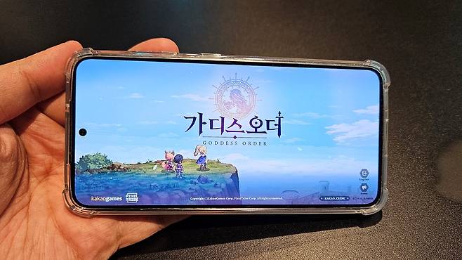 - 시연 기기는 갤럭시 S23 "버벅임이 일절 없는 쾌적한 플레이가 가능했는데 옵션에 그래픽 설정이 프레임 조절밖에 없는 걸 보면 기본적으로 사양이 낮은 듯하다"