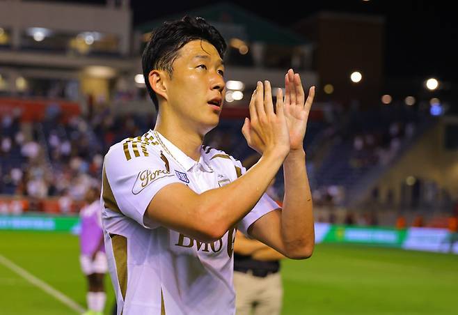 (손흥민이 지난 10일(한국시간) MLS 데뷔전을 치른 뒤 경기장을 빠져 나가고 있다)