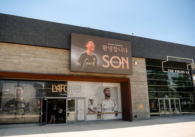 (LA FC 홈구장 '팀샵' 입구에 한글로 된 손흥민의 입단 환영 배너가 걸려있다)
