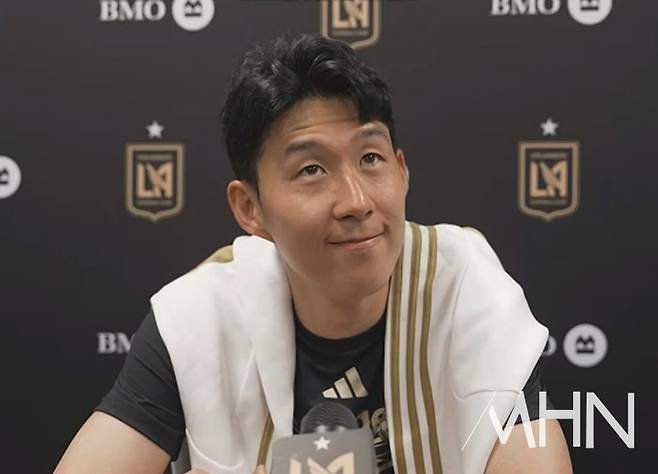 (지난 10일 MLS 데뷔전을 치른 손흥민이 경기가 끝난 뒤 '포스트게임' 인터뷰를 하고 있다)