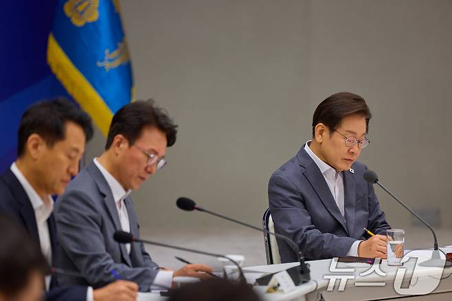 이재명 대통령이 지난 1일 서울 용산 대통령실 청사에서 열린 전국 시·도지사 간담회에서 발언을 듣고 있다. (이재명 대통령 SNS. 재판매 및 DB금지) 2025.8.2/뉴스1 ⓒ News1 이재명 기자