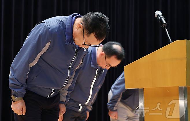 정희민 전 포스코이앤씨 대표이사가 고속국도 공사 현장 사망사고와 관련해 사과하고 있다./뉴스1 ⓒ News1 김진환 기자