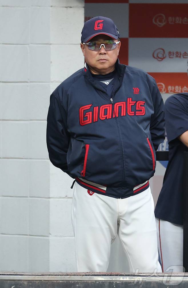 23일 대전 한화생명볼파크에서 열린 '2025 신한 SOL 뱅크 KBO리그' 프로야구 한화 이글스와 롯데 자이언츠 경기에서 롯데 김태형 감독이 경기를 보고 있다. 2025.5.23/뉴스1 ⓒ News1 김기남 기자