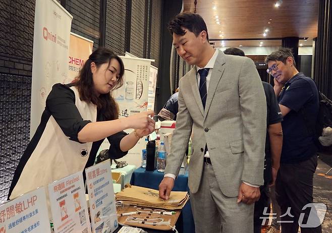김영기 원장이 10일 대만 가오슝에서 열린 제15회 제48차 계속교육과정에행사장에서 부스를 둘러보고 있다. ⓒ 뉴스1