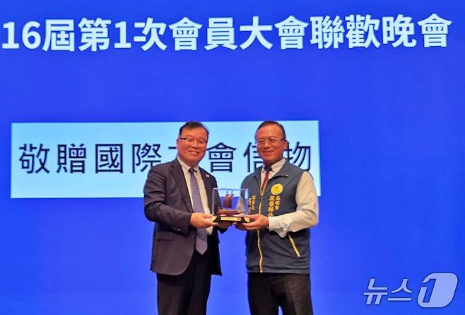 허주형 대한수의사회 회장은 10일 가오슝수의사회 닥터 펑 회장의 당선 축하 선물로 거북선을 전달했다. ⓒ 뉴스1
