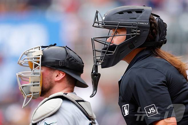 MLB 최초의 여성심판 젠 파월(오른쪽). ⓒ AFP=뉴스1