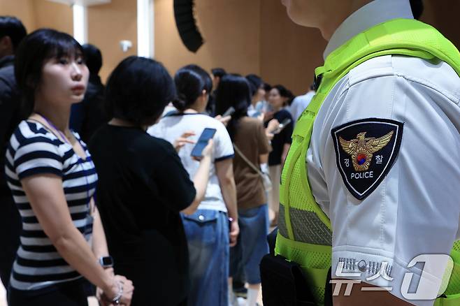 11일 오전 서울 서대문구 미근동 경찰청 참수리홀에서 열린 시민과 함께하는 경찰복제개선 현장 시제품 시민 품평회에서 시민 평가단이 시제품을 살펴보고 있다. 2025.8.11/뉴스1 ⓒ News1 박정호 기자