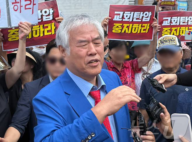 경찰이 서울서부지법 폭동 사태 배후로 의심 받는 전광훈 목사와 사랑제일교회에 대한 압수수색을 실시한 지난 5일 오전 서울 성북구 사랑제일교회 앞에서 전광훈 목사가 발언하고 있다. 2025.8.5/뉴스1 ⓒ News1 김형준 기자