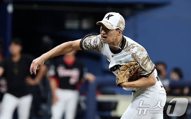 24일 오후 서울 구로구 고척스카이돔에서 열린 프로야구 '2025 신한 SOL뱅크 KBO 리그' KIA와 키움의 경기, 9회초 KIA 공격 키움 주승우가 역투하고 있다. 2025.6.24/뉴스1 ⓒ News1 이승배 기자