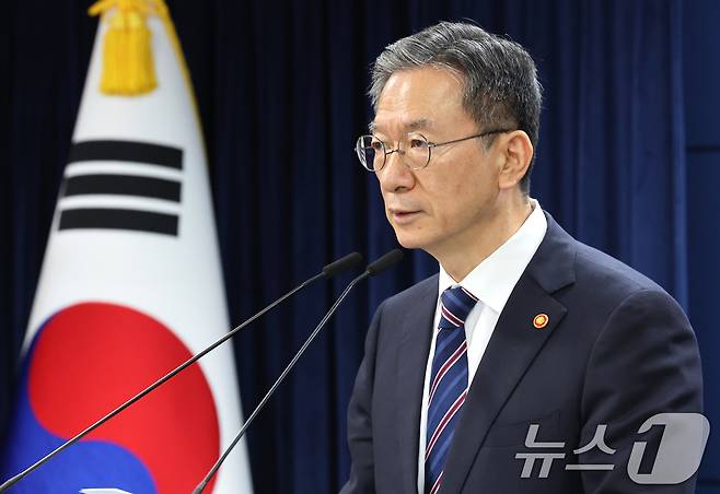 정성호 법무부 장관이 11일 오후 서울 종로구 정부서울청사에서 8·15 광복절 특별 사면 명단을 발표하고 있다. 2025.8.11/뉴스1 ⓒ News1 임세영 기자