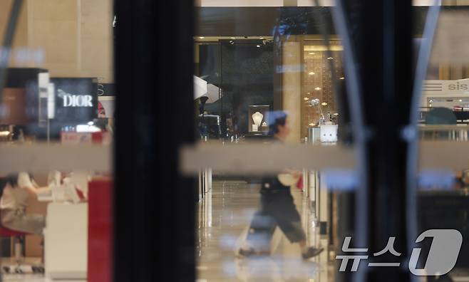 사진은 6일 오전 경찰이 긴급 수색을 마친 경기 용인시 수지구 신세계 사우스시티에서 직원들이 개장 준비를 하고 있다. 2025.8.6/뉴스1 ⓒ News1 김영운 기자