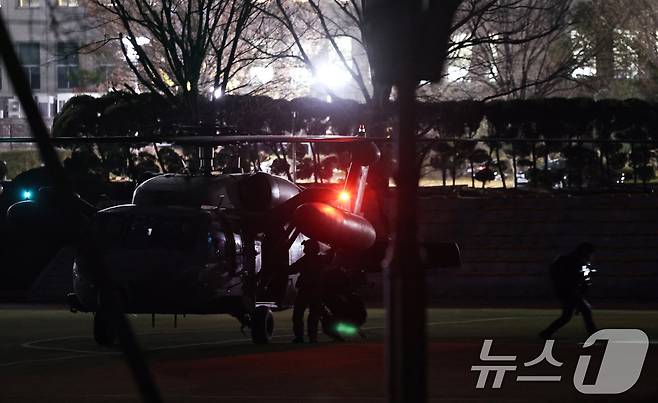 윤석열 대통령이 비상계엄령을 전격 선포한 가운데 4일 새벽 무장한 계엄군이 헬기에서 내려 서울 여의도 국회로 진입하고 있다. 2024.12.4/뉴스1 ⓒ News1 구윤성 기자