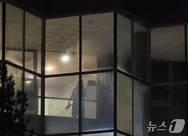 경북 경주의 한 호텔 여자 사우나와 탈의실이 외부에서 훤히 들여다 보인다(네이트판 갈무리)2025.8.11/뉴스1