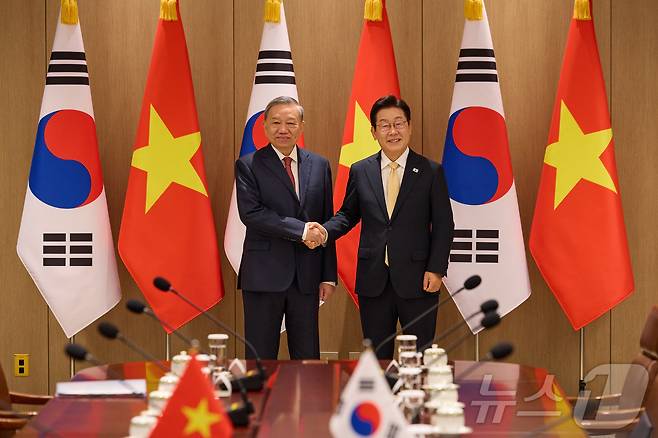 이재명 대통령과 또 럼 베트남 당서기장이 11일 서울 용산 대통령실 청사에서 열린 한·베트남 확대정상회담에서 기념촬영을 하고 있다. (대통령실 제공. 재판매 및 DB금지) 2025.8.11/뉴스1 ⓒ News1 이재명 기자