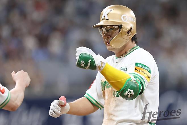 임지열이 적시타를 친 뒤 세리머니를 펼치고 있다. 사진 | 키움 히어로즈