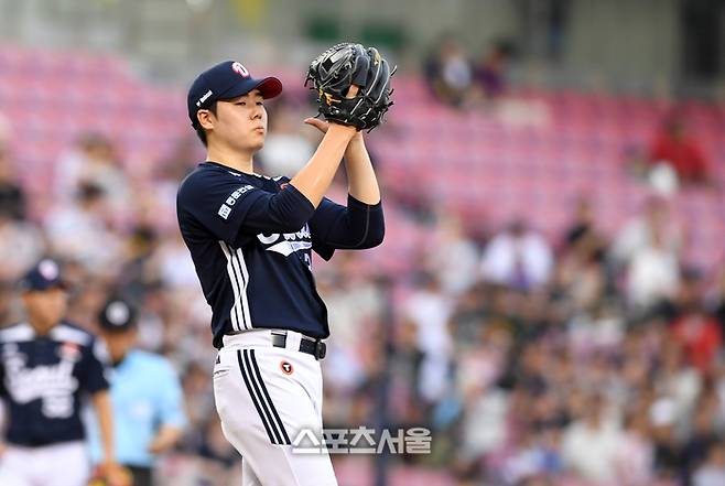두산 최승용이 5일 서울 잠실구장에서 열린 2025 KBO리그 LG와 경기 1회말 1사 1루 상황에서 LG 오스틴을 상대로 병살타를 유도한 뒤 내야수들을 향해 박수를 보내고  있다. 잠실 | 박진업 기자 upandup@sportsseoul.com