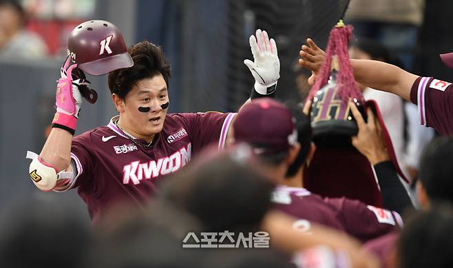 키움 최주환이 3일 수원 KT위즈파크에서 열린 2025 KBO리그 KT와 경기 4회초 2사 우월홈런을 날린 후 동료들과 하이파이브를 하고 있다. 수원 | 최승섭기자 thunder@sportsseoul.com