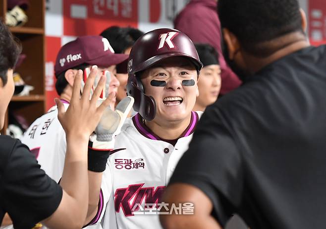 키움 최주환이 18일 고척스카이돔에서 열린 2025 KBO리그 SSG와 경기 5회말 2사 2루 상황에서 스톤의 적시타에 2루에서 홈까지 뛰어 득점한 뒤 동료들과 하이파이브를 하고 있다.  고척 | 박진업 기자 upandup@sportsseoul.com