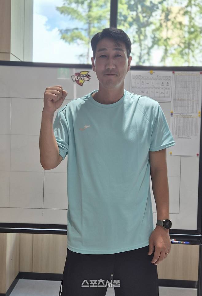 한국전려 권영민 감독이 오산 훈련장에서 본지와 인터뷰 후 포즈를 취하고 있다. 사진 | 오산=박준범기자