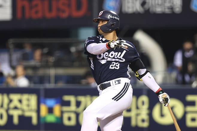 두산 강승호가 6일 서울 잠실구장에서 열린 2025 KBO리그 LG전에서 타격에 임하고 있다. 사진 | 두산 베어스