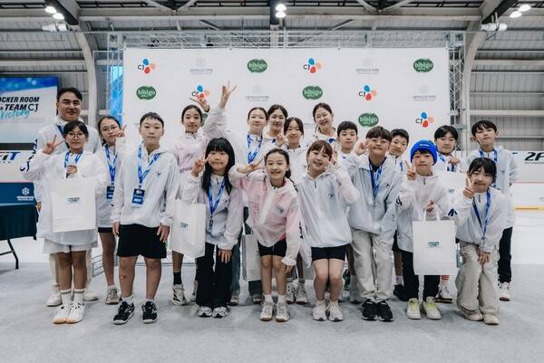 9일 경기도 김포에 위치한 호텔 마리나베이 서울과 웨이브즈 아이스링크에서 3년 연속 스포츠 유망주 멘토링 프로그램인 '락커룸 with 팀 CJ(Locker Room with TEAM CJ: Victory Around the Corner·이하 락커룸) 행사에서 CJ스포츠마케팅 김유상 상무(맨 왼쪽)와 정희단, 김민선(뒷줄 중앙)이 행사 종료 후 전체 참가 학생과 단체 사진을 찍고 있다. /사진=CJ그룹