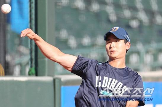 NC 다이노스 홍종표가 30일 1군에 콜업돼 캐치볼을 하고 있다. 사진제공=NC 다이노스