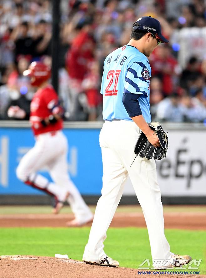10일 부산 사직야구장에서 열린 SSG와 롯데의 경기, 4회초 2사 1,3루 박세웅이 조형우에 3점홈런을 허용하며 아쉬워하고 있다. 부산=허상욱 기자wook@sportschosun.com/2025.08.10/