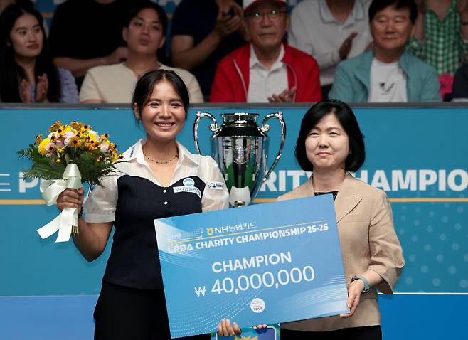 스롱 피아비(왼쪽)가 10일 경기도 고양시 '고양 킨텍스 PBA 스타디움'에서 열린 'NH농협카드 LPBA 채리티 챔피언십' 우승한 뒤 시상식에서 NH농협카드 이민경 사장으로부터 상패와 상금을 받은 뒤 기뻐하고 있다. 사진제공=PBA