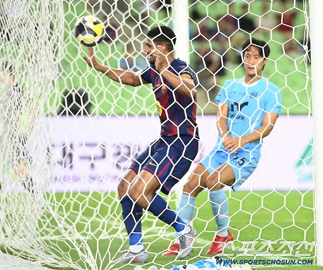 4일 대구스타디움에서 열린 FC바르셀로나와 대구FC의 경기, 로날드 아라우호가 팀의 세번� 골을 터뜨리고 있다. 대구=허상욱 기자wook@sportschosun.com/2025.08.04/