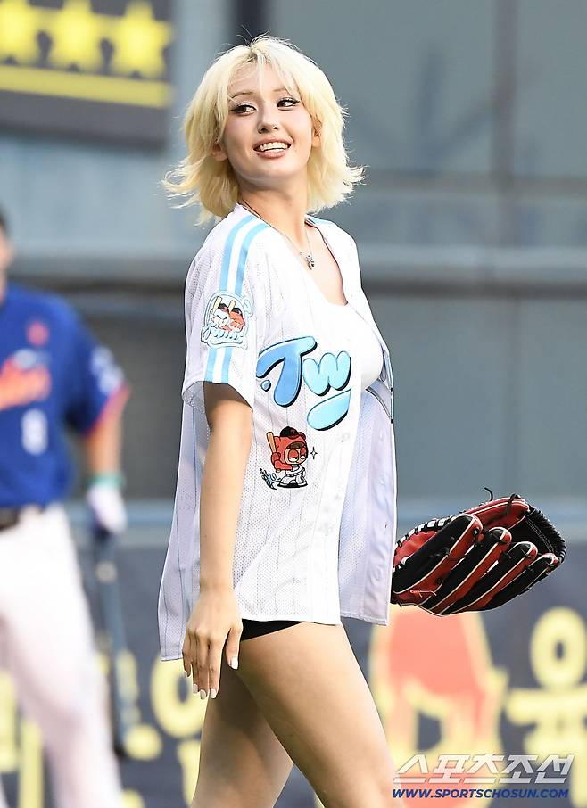 10일 서울 잠실구장에서 열린 한화-LG전. 가수 전소미가 경기 전 시구를 위해 그라운드에 등장하고 있다. 잠실=정재근 기자 cjg@sportschosun.com/2025.8.10/