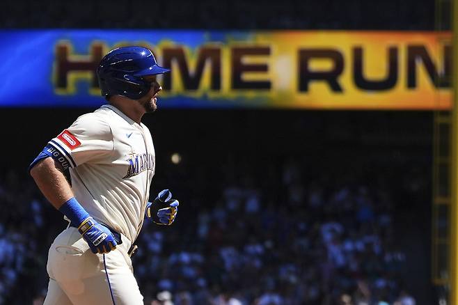 시애틀 매리너스 칼 롤리가 11일(한국시각) T-모바일파크에서 열린 탬파베이 레이스전에서 1회말 투런홈런을 터뜨리고 당당히 홈으로 들어오고 있다. AP연합뉴스