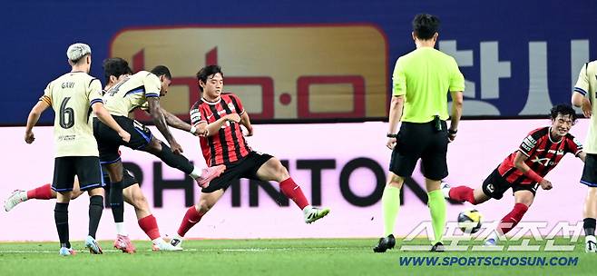 31일 서울월드컵경기장에서 열린 FC 바르셀로나와 FC 서울의 경기, 래시포드가 슛팅을 시도하고 있다. 상암=허상욱 기자wook@sportschosun.com/2025.07.31/