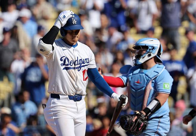 오타니가 9회말 1사 만루서 토론토 좌완 메이슨 플루허티에 삼진을 당한 뒤 돌아서고 있다. AFP연합뉴스