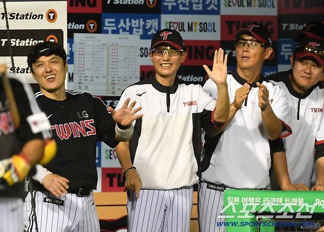 25일 잠실구장에서 열린 두산 베어스와 LG 트윈스의 경기. 9회초 2사 만루 LG 문성주의 역전 적시타가 터지자 염경엽 감독이 미소 짓고 있다. 잠실=박재만 기자 pjm@sportschosun.com/2025.07.25/