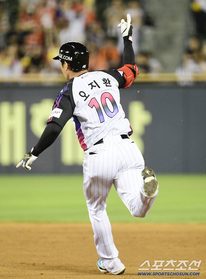 8일 잠실야구장에서 열린 LG와 한화의 경기. 10회말 1사 2루. 끝내기 2루타인 줄 알고 환호하는 오지환. 잠실=송정헌 기자songs@sportschosun.com/2025.08.08/