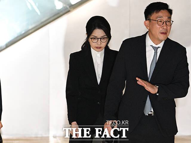 자본시장법 위반 등 혐의를 받는 김건희 씨가 지난 6일 오후 서울 종로구 KT광화문빌딩 웨스트에 마련된 민중기 특검 사무실에서 조사를 마치고 특검 사무실을 나서고 있다. /박헌우 기자