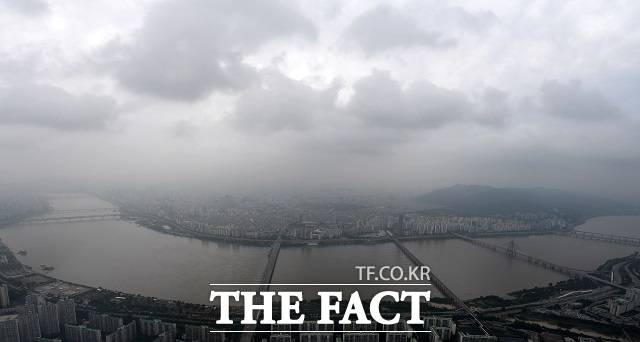 기상청에 따르면 11일 전국이 대체로 흐리며 구름이 많겠다. 제주도와 남부지방에는 비가 내리겠다. /남용희 기자