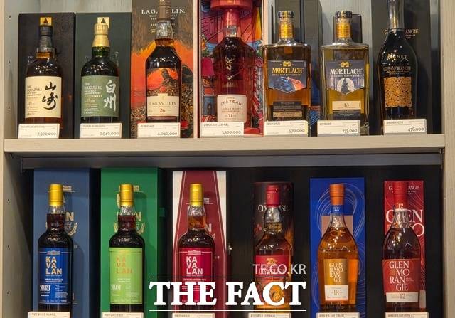 지난 10일 서울 영등포구 와인웍스 더현대서울점 진열대에 대만 위스키 '카발란', 일본 위스키 '야마자키'·'하쿠슈' 등 아시아 위스키들이 전시돼 있다. /우지수 기자